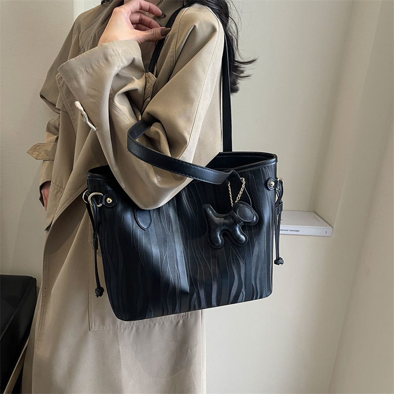 A stylish and large-capacity handbag for women in 2025, a high-quality commuter handbag that is both fashionable and versatile, and a single-shoulder tote bag details Picture