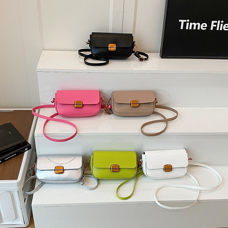 Spring 2025 new textured oil wax retro underarm bag, a fashionable and versatile single-shoulder crossbody commuting small square bag for women Application Scenario