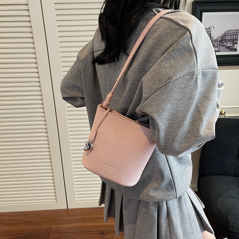 Trendy and fashionable lychee pattern bucket bag for women, 2025 new versatile solid color simple single-shoulder bag, stylish and casual crossbody bag details Picture