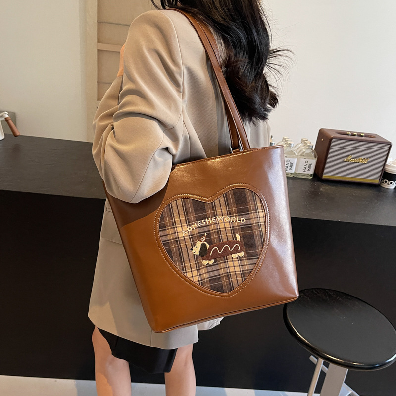 High-end commuter retro large-capacity women's bag 2024 new style backpack, multi-purpose fashionable single-shoulder tote bag Application Scenario