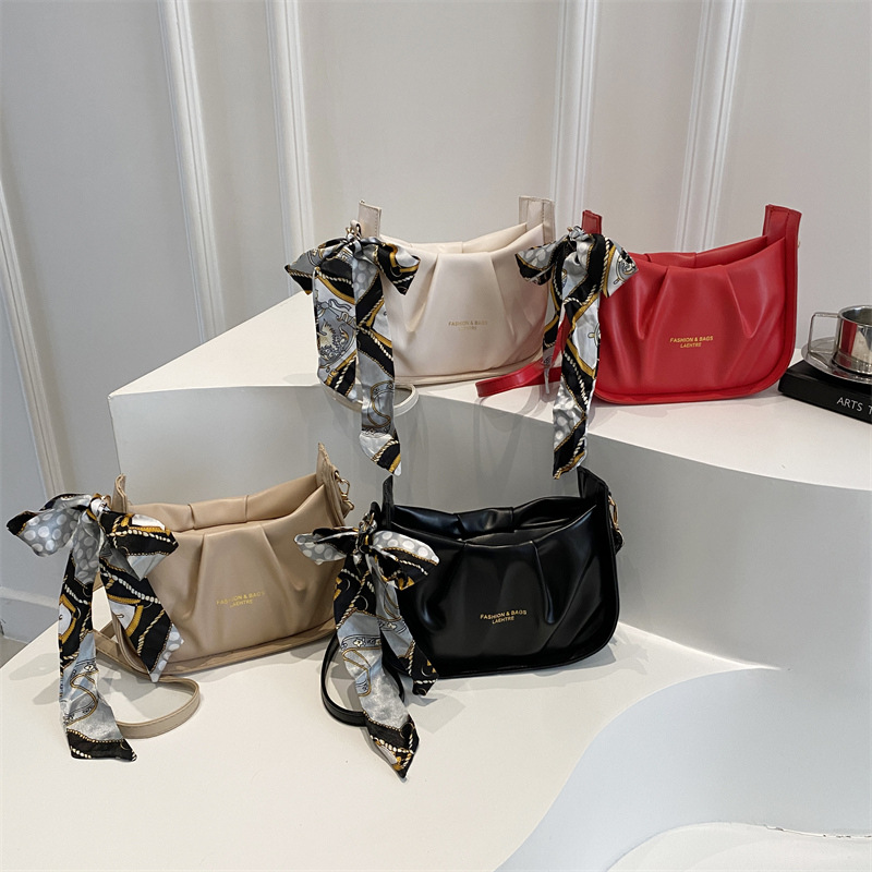 A niche design, fashionable and trendy small square bag, a new spring 2025 stylish, casual and high-quality women's single-shoulder crossbody bag Application Scenario