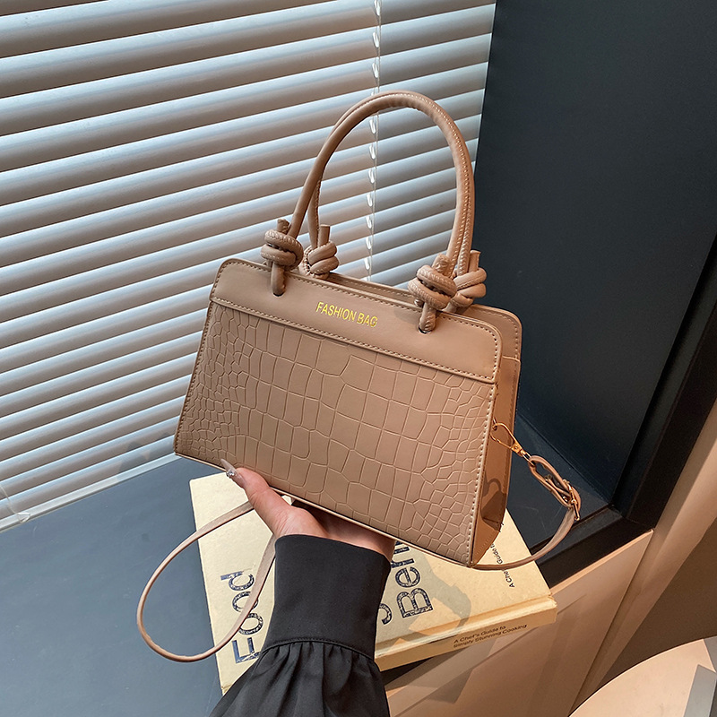 This is a new 2025 spring/Summer high-end, low-quality, and large-capacity retro hand-held tote crossbody bag for ladies full figure