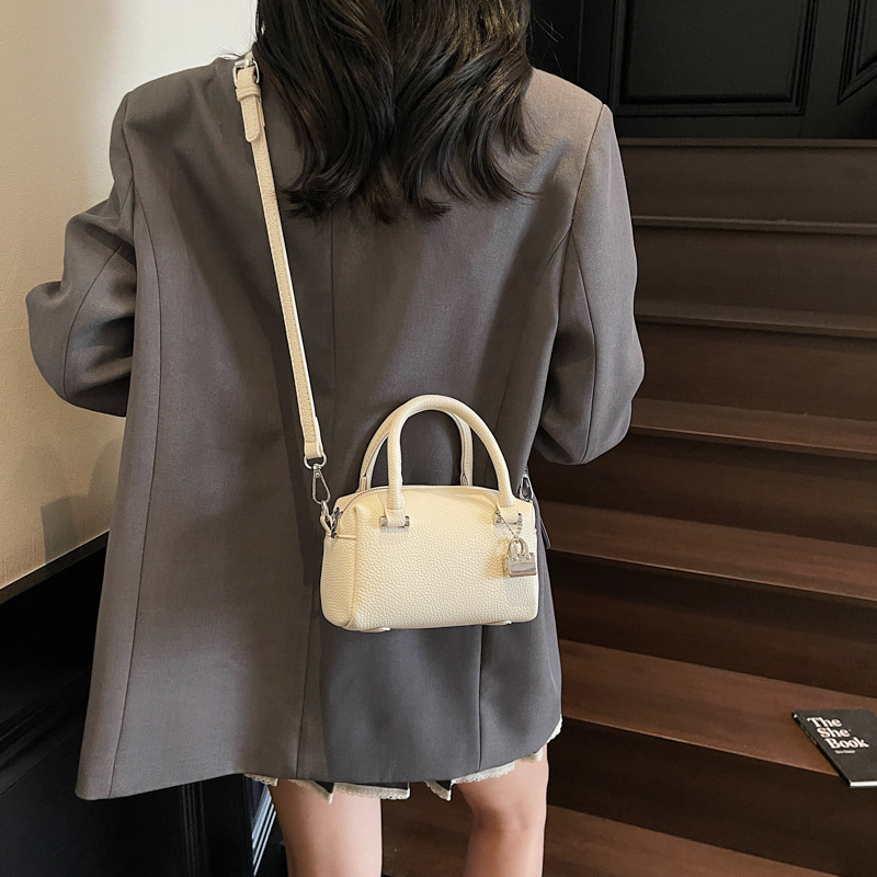High-end and stylish solid-color hand-held pillow bag for women, 2025 new style, fashionable, versatile, exquisite and super popular single-shoulder crossbody bag Application Scenario