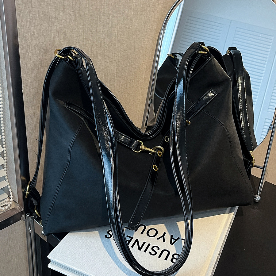 A new large-capacity Korean-style single-shoulder bag for women, a fashionable and casual commuting bag with a niche design, and a versatile crossbody bag for students full figure