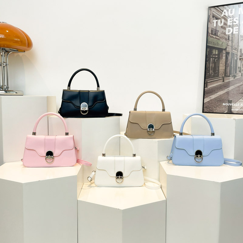 The 2025 new Spring/Summer underarm bag from Maillard, a retro single-shoulder bag with a hardware lock flap, is a commuter crossbody bag for women Application Scenario