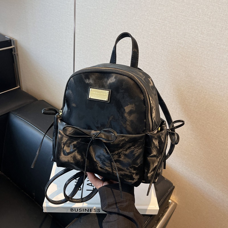 A niche design retro backpack for women in 2025, a new fashion school British-style schoolbag, trendy and versatile casual backpack details Picture