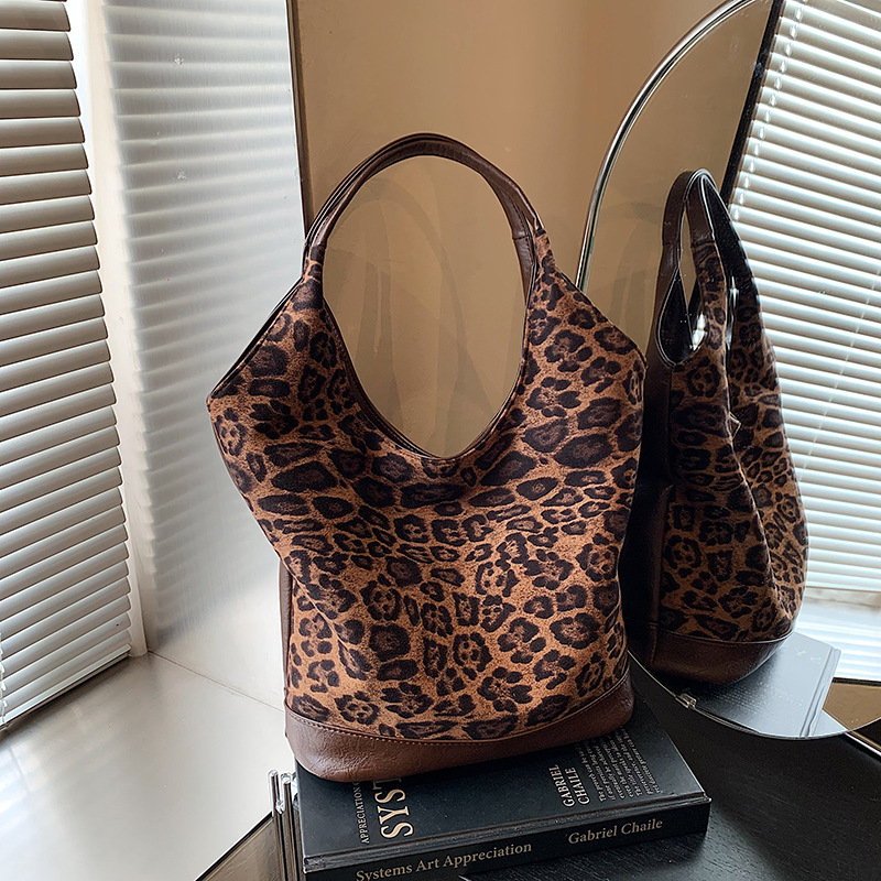 Fashionable and casual leopard print underarm bag for women 2024 new style, retro and fashionable, matte, trendy and versatile, large-capacity single-shoulder bag Application Scenario