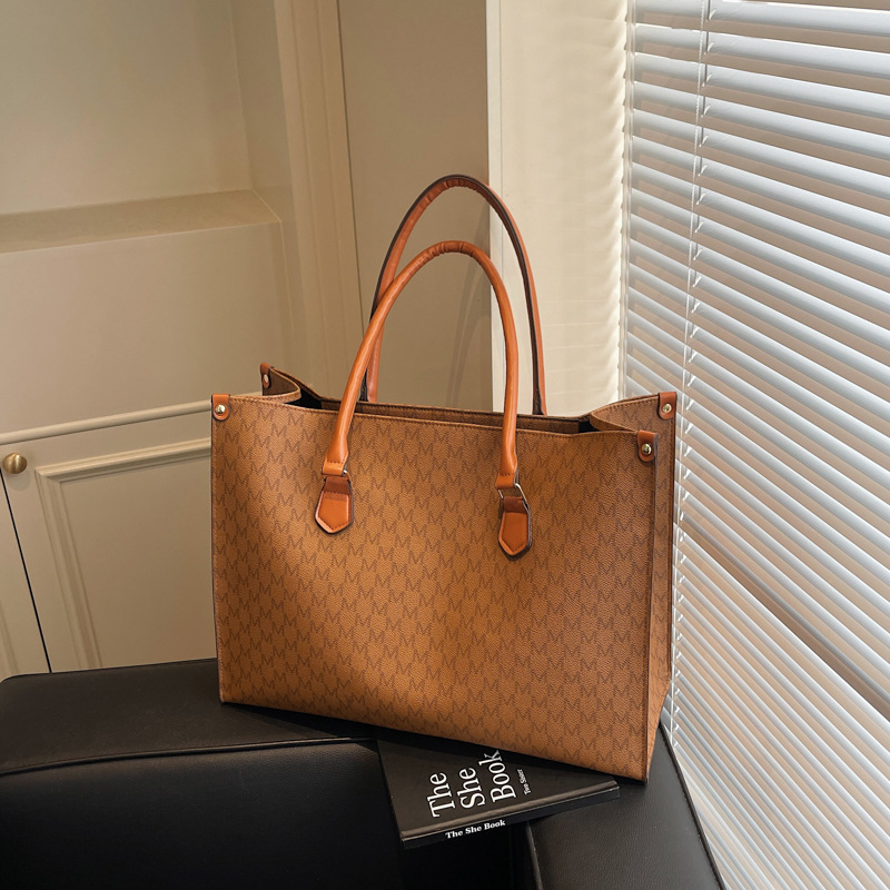 European and American retro 2025 new style fashionable and simple large-capacity tote bag, trendy hand-carried commuter lady tote bag full figure