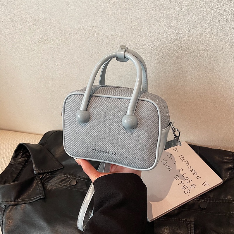 A retro and high-end pillow bag for women in 2025, a new and niche Boston bag crossbody bag details Picture
