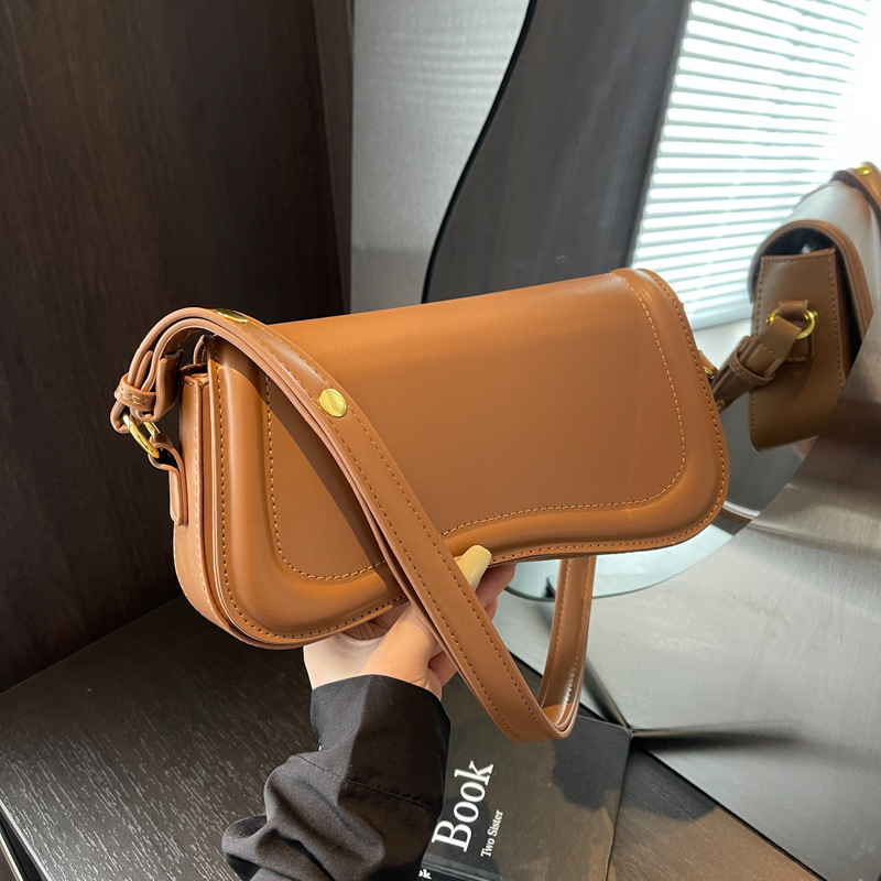 This high-end, high-quality, niche crossbody bag is a trendy, versatile and fashionable single-shoulder, underarm, small square bag for women in the autumn of 2024 full figure