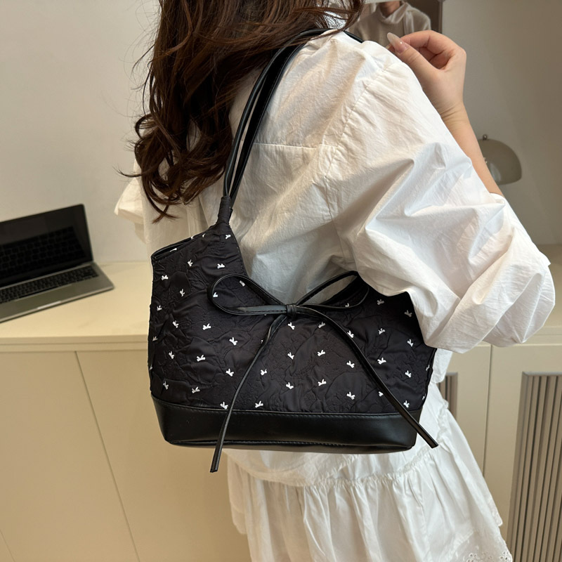 This year, underarm bags are in vogue. This is a new summer fashion handbag for women in 2025, a versatile commuting single-shoulder crossbody bag Specification drawing