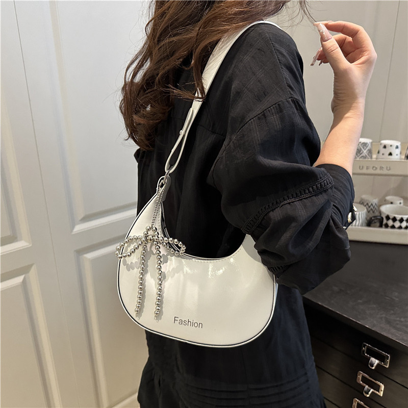 This year, niche design bags are in fashion. In 2025, there are new women's bags, summer commuting crossbody bags, and unique dumpling bags details Picture