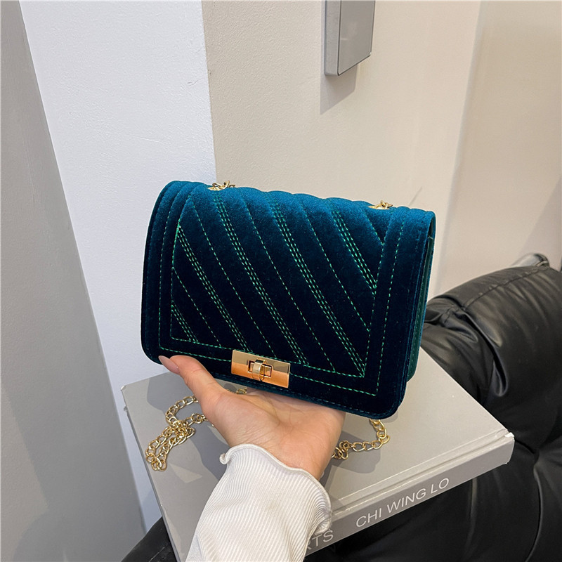 A new cross-border casual embroidered thread lock fashionable small square bag 2025, a simple single-shoulder crossbody bag with a fashionable chain full figure