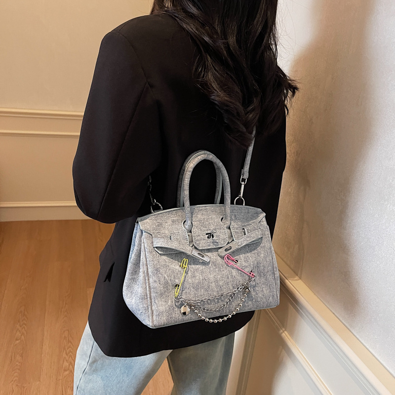 High-end large-capacity bag for women, 2025 new trendy and versatile crossbody bag, popular casual platinum handbag Application Scenario