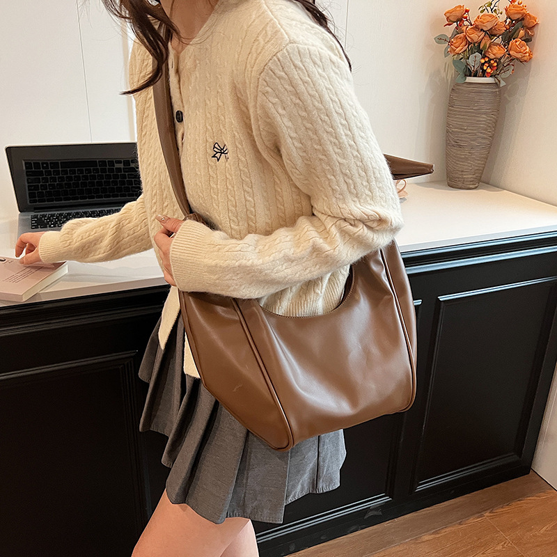 Large-capacity fashionable crossbody bag, stylish and simple 2024 new trendy INS single-shoulder bag, elegant underarm bag, casual bag Application Scenario