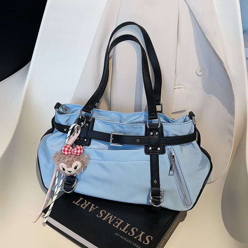 This year, there are popular niche Korean-style sweet and cool travel bags, large-capacity women's fitness yoga bags, and simple commuting single-shoulder bags details Picture