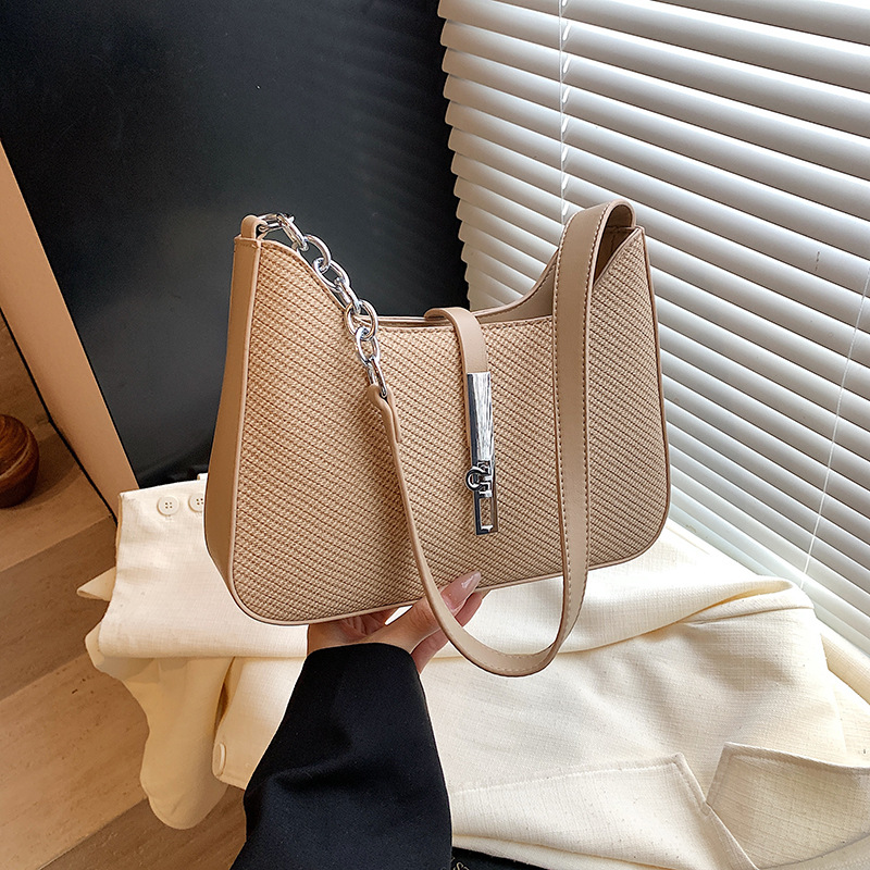 This is a new, fashionable and versatile single-shoulder underarm bag for women with a niche design in 2025. It exudes a sense of sophistication and is casual and simple Application Scenario
