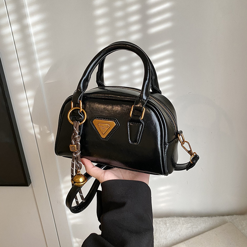 A retro and high-end bowling bag for women, a new fashionable and casual single-shoulder bag for 2024, a trendy and versatile crossbody bag Specification drawing