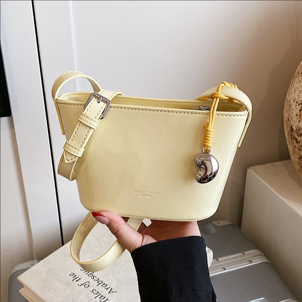 This high-end and stylish hand-held bucket bag with lychee pattern is a new model for women in 2025. It is a trendy and versatile single-shoulder crossbody bag full figure