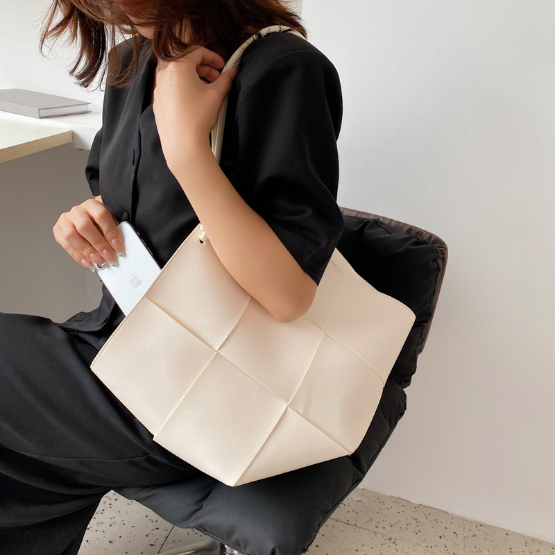 The 2022 new trendy and fashionable large-capacity single-shoulder underarm mother-and-child woven women's bag with a diamond-shaped grid pattern Specification drawing