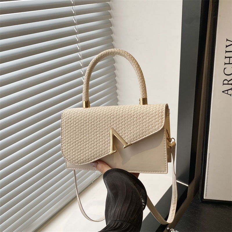 2025 New shiny V-shaped clutch bag, ladies' evening bag, fashionable party evening bag, chain shoulder bag, cross-border full figure