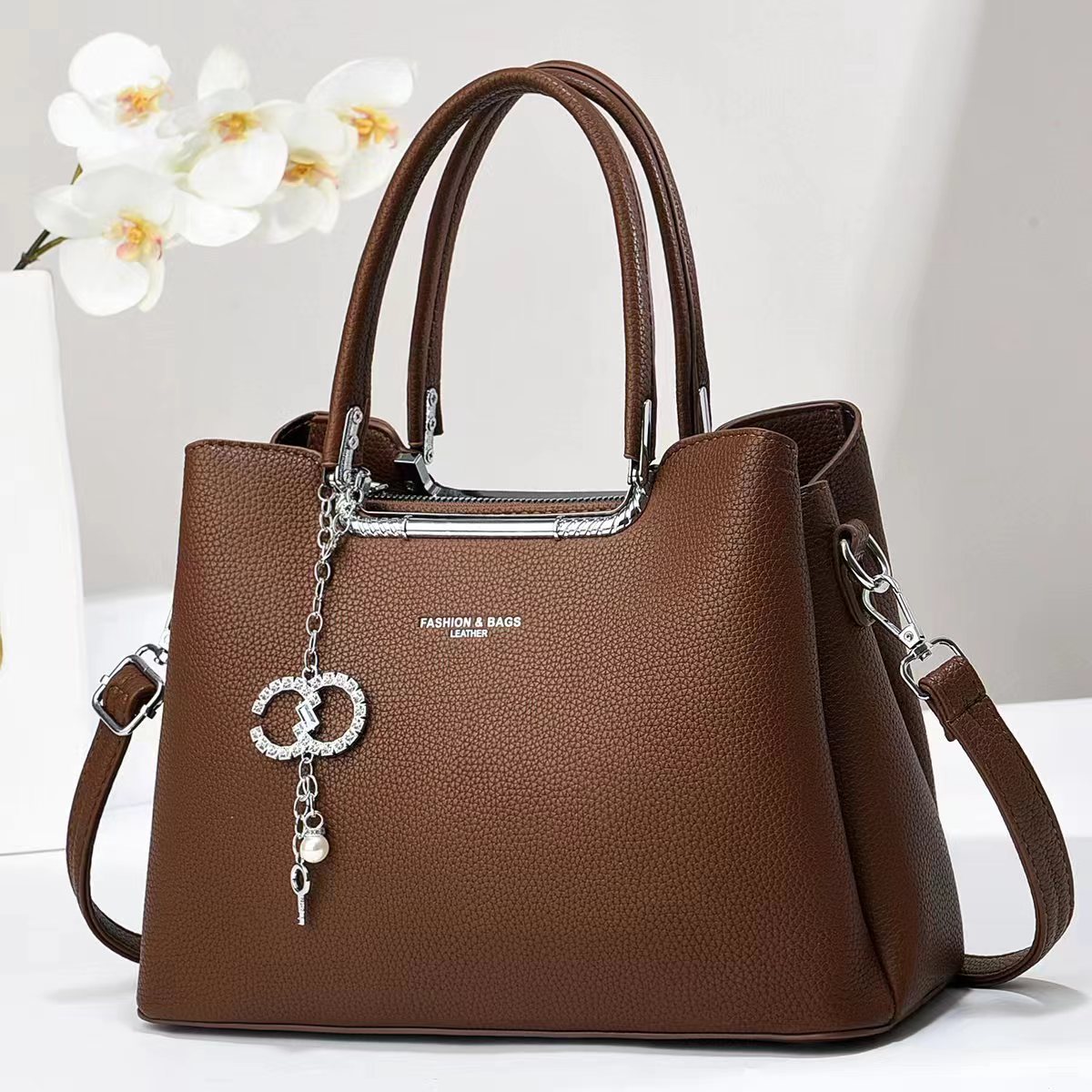 High-end texture women's bag, versatile single-shoulder crossbody bag manufacturer, large-capacity handbag, trendy and fashionable light luxury women's bag, solid color full figure