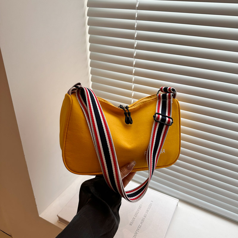 New Summer 2025 casual and simple underarm bag for women's commuting to work, large-capacity single-shoulder bag, fashionable underarm bag full figure
