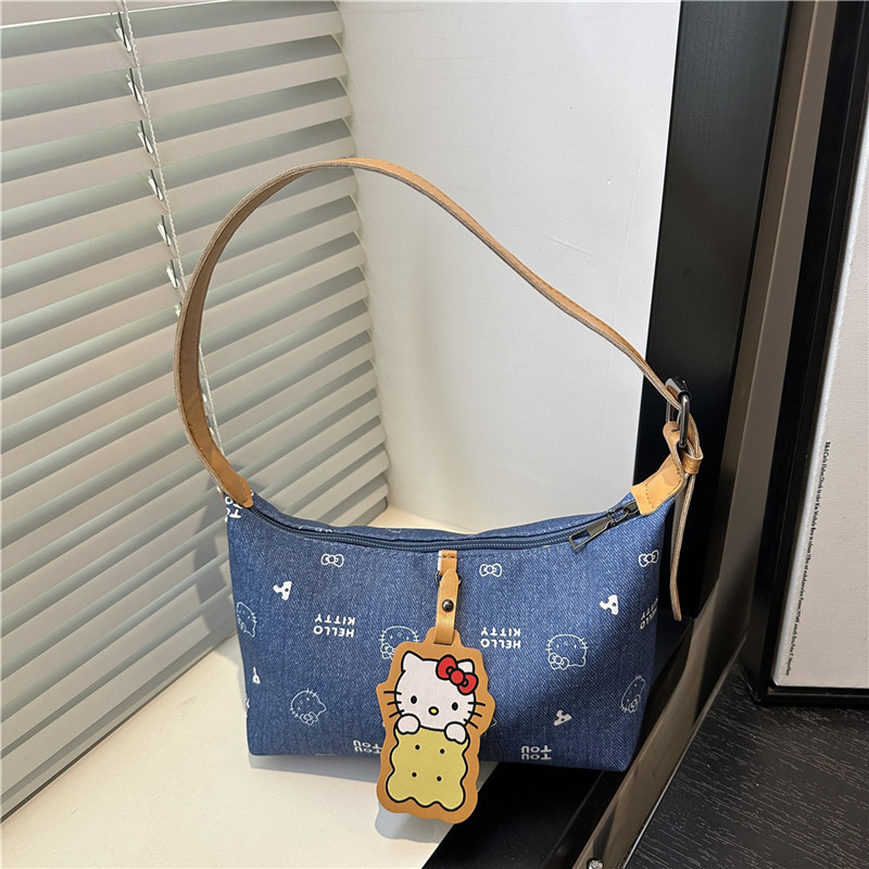 This printed hand-held denim underarm bag is lightweight, fashionable and in an ins laid-back style. It's a versatile single-shoulder women's bag for going out full figure