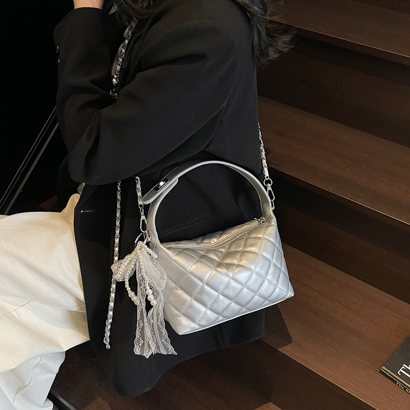 The 2025 new Chanel style high-end bag, diamond-shaped handbag, versatile, fashionable and niche chain single-shoulder crossbody bag Application Scenario