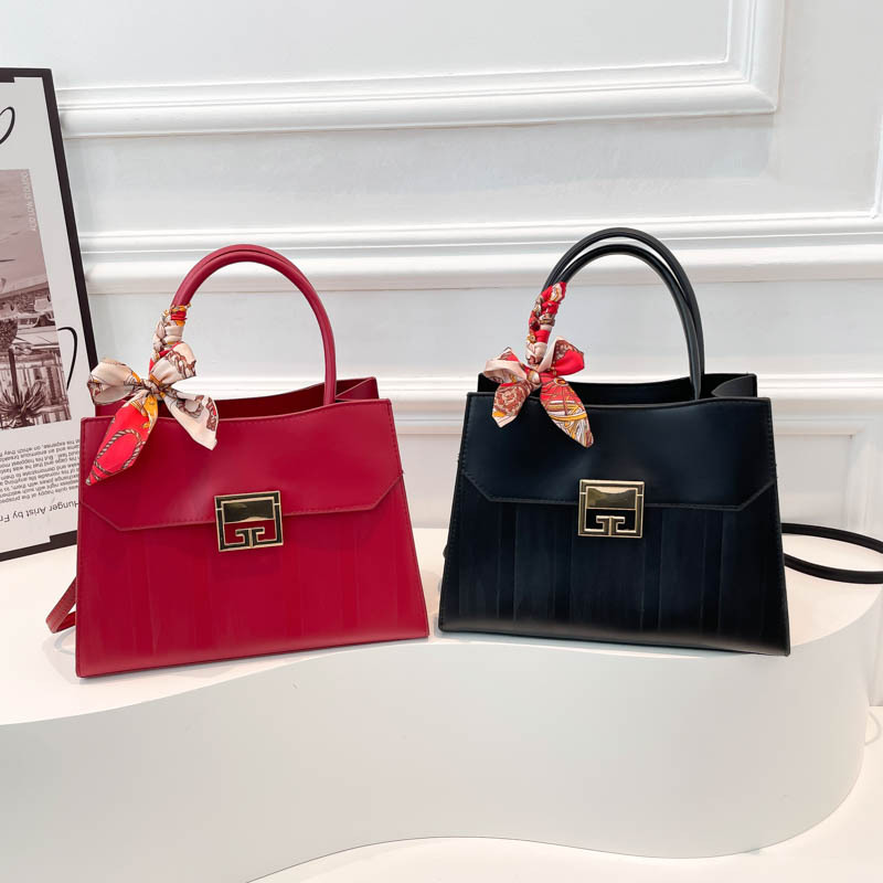 Red bag, wedding bag, mom bag, middle-aged mother-in-law's grand handbag, texture, crossbody bag Application Scenario