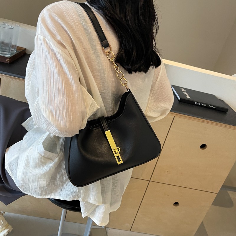 The manufacturer wholesals trendy and versatile crossbody bags, new fashionable single-shoulder underarm bags, and popular and versatile handbags Application Scenario