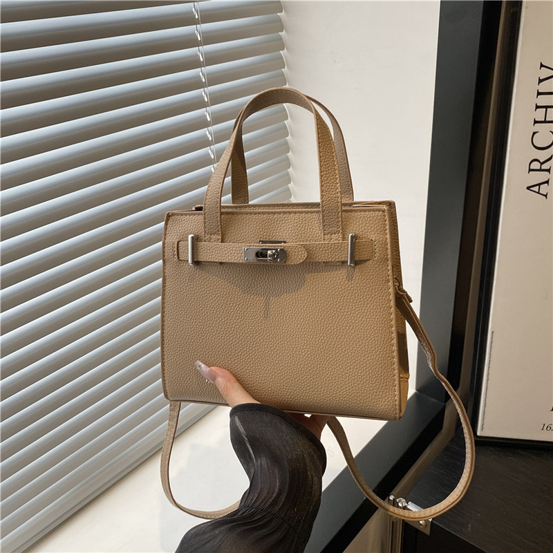 A stylish and fashionable urban hand-held handbag for the summer of 2025, a trendy and versatile single-shoulder crossbody bag for women full figure