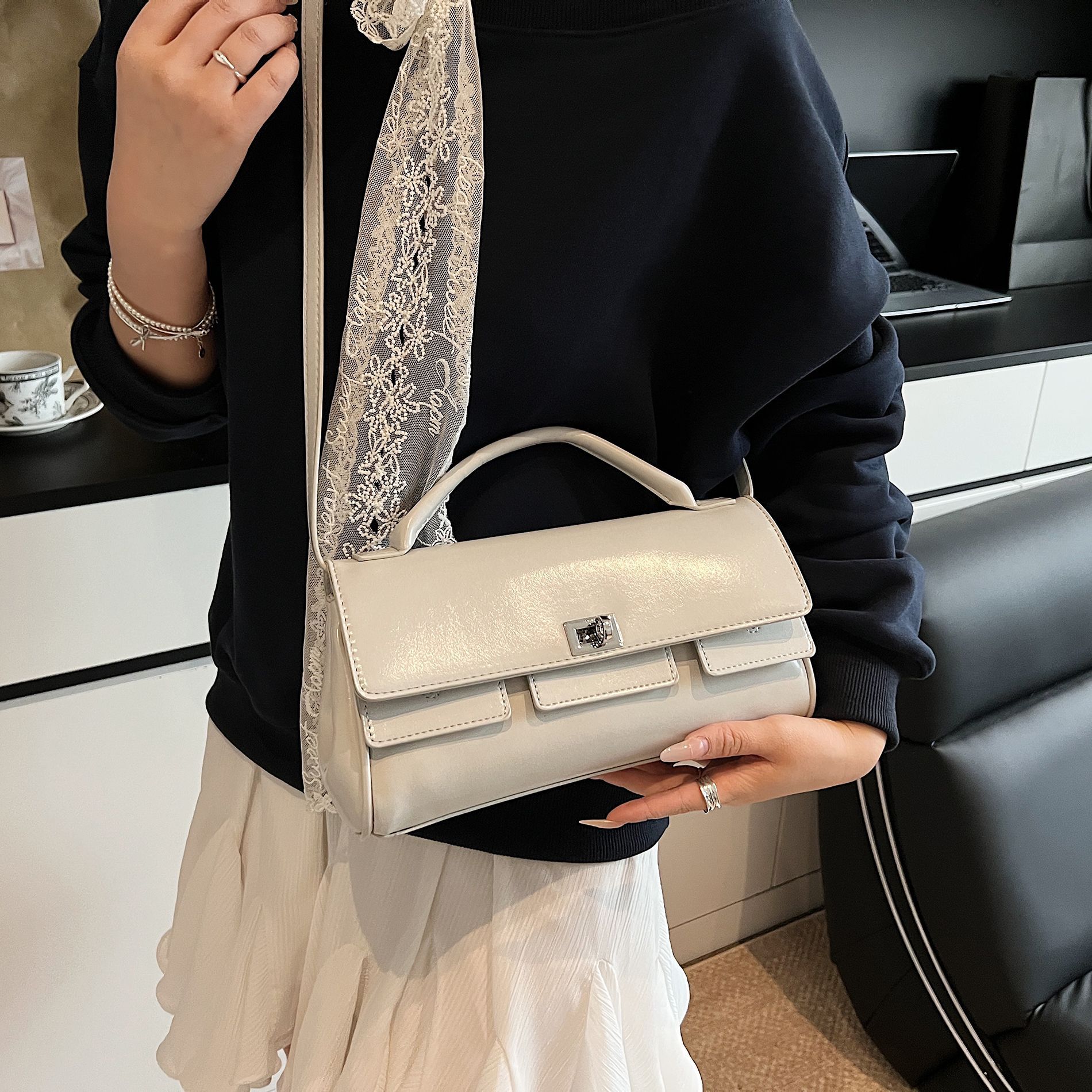 A niche design 2025 new trendy, fashionable, versatile flip-top handbag, a simple and casual single-shoulder crossbody bag for commuting details Picture