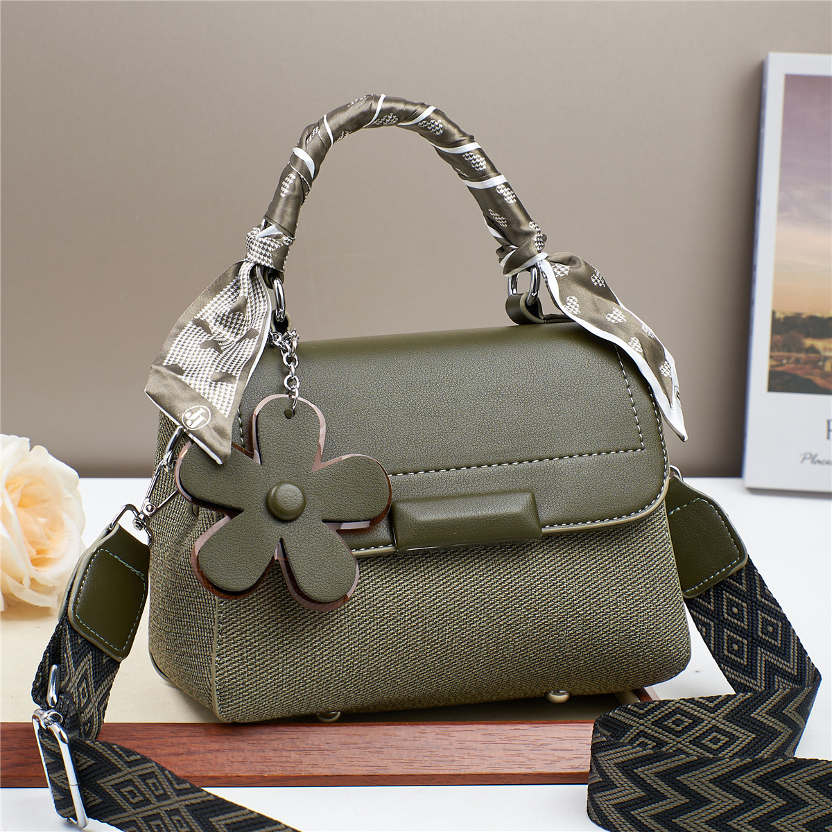 A stylish and versatile women's handbag from a grand manufacturer for autumn, featuring a new single-shoulder crossbody bag for women and mothers in 2024 Application Scenario