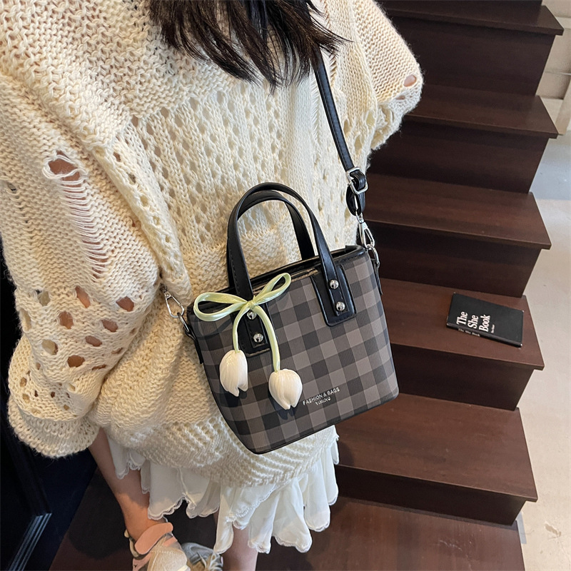 Fashionable and niche bucket bag, 2025 new style women's bag, popular handbag, texture crossbody bag, two-color diamond checkered single-shoulder bag Specification drawing