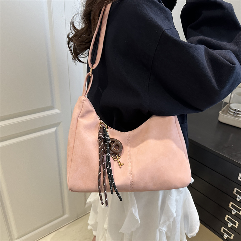 A retro, simple and fashionable large-capacity tote bag for women, a new niche, simple and casual single-shoulder bag, a high-end crossbody bag details Picture