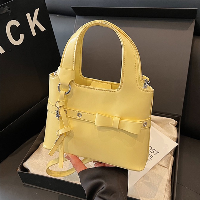 The 2025 new Korean-style high-end bow handbag is fashionable, stylish, light luxury and versatile for commuting. It is a single-shoulder crossbody bag full figure