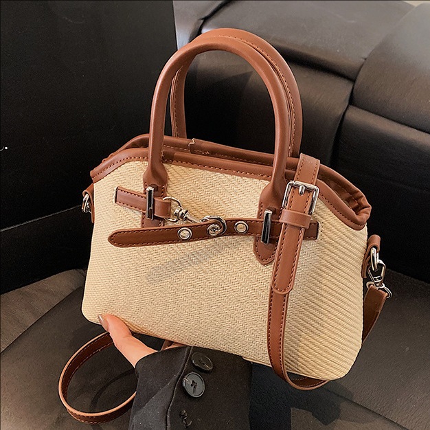A niche patchwork woven handbag for women, a retro and fashionable versatile single-shoulder underarm bag, a new stylish crossbody bag from 2025 full figure