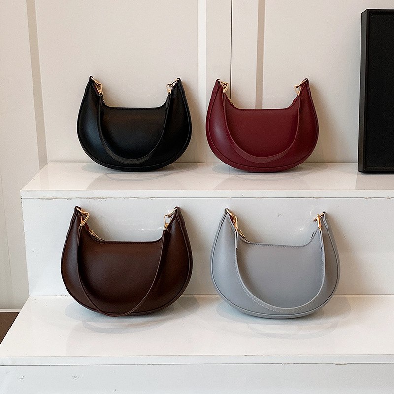 2025 Summer New fashion single-shoulder bag, simple crescent bag, niche commuter bag, French underarm personalized women's bag Application Scenario