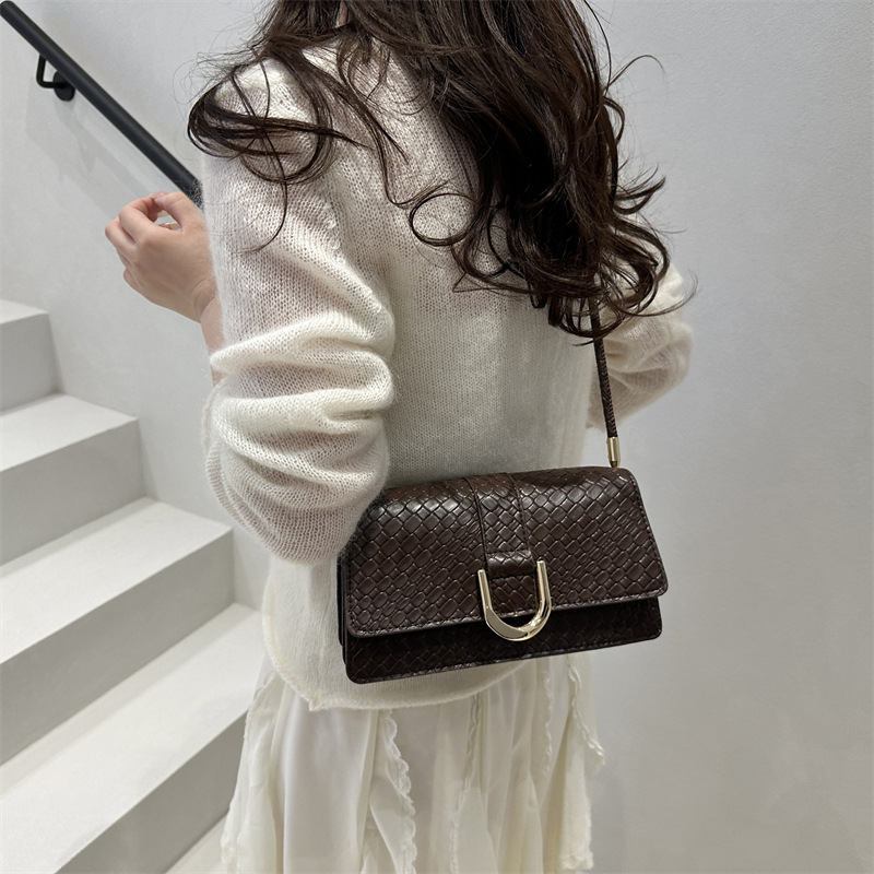 A new large-capacity, retro, fashionable and casual hand-held, single-shoulder baguette bag with a unique texture and woven pattern in 2025 Specification drawing