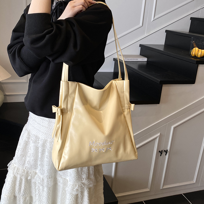 Casual, simple and large-capacity bucket bag for women, new Spring/Summer 2025, stylish underarm bag, fashionable and trendy single-shoulder bag details Picture