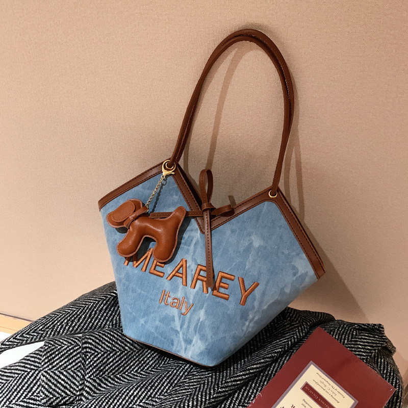 A niche design denim blue tote bag for casual commuting in 2025, a trendy and versatile single-shoulder bag details Picture