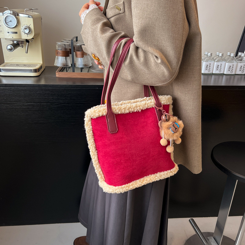 Lambskin bag 2024 new style retro handbag, trendy and versatile single-shoulder handbag, casual vegetable basket bag Application Scenario