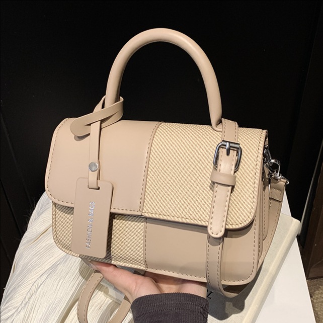 The retro hand-held small square bag for women in 2025 is a new, fashionable and high-end quality single-shoulder bag with a unique commuting crossbody style full figure