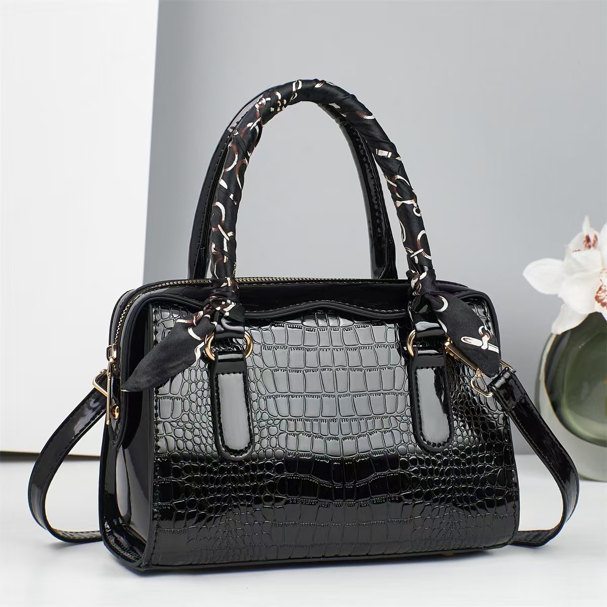 New spring shiny leather pillow bag in stock, fashionable women's bag bestseller, single-shoulder women's large-capacity handbag, crossbody bag full figure