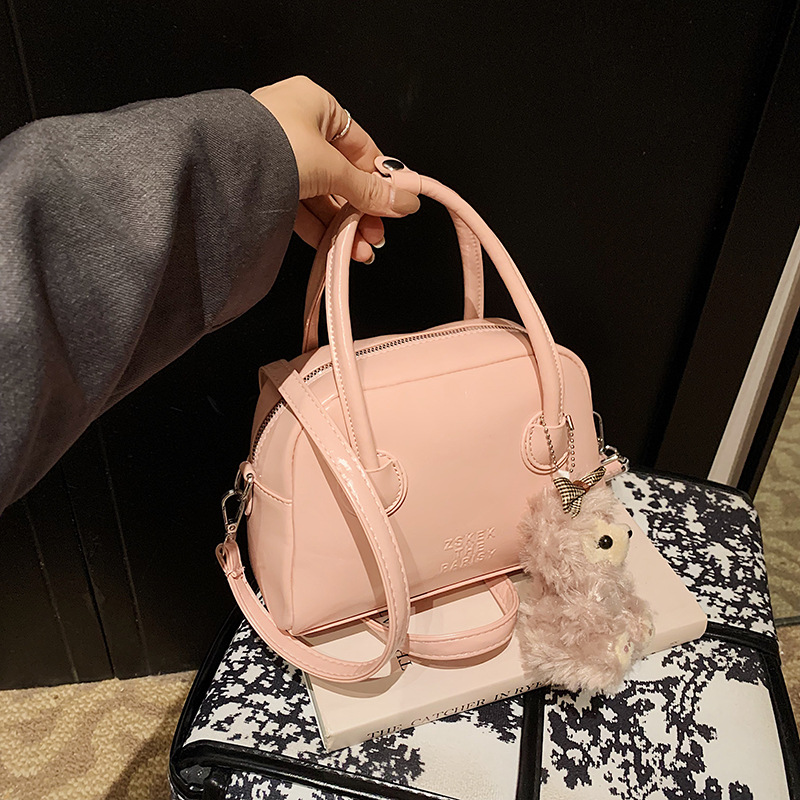 Korean niche hand-held shell bag 2025 new retro and fashionable bowling bag, high-end single-shoulder crossbody small bag full figure