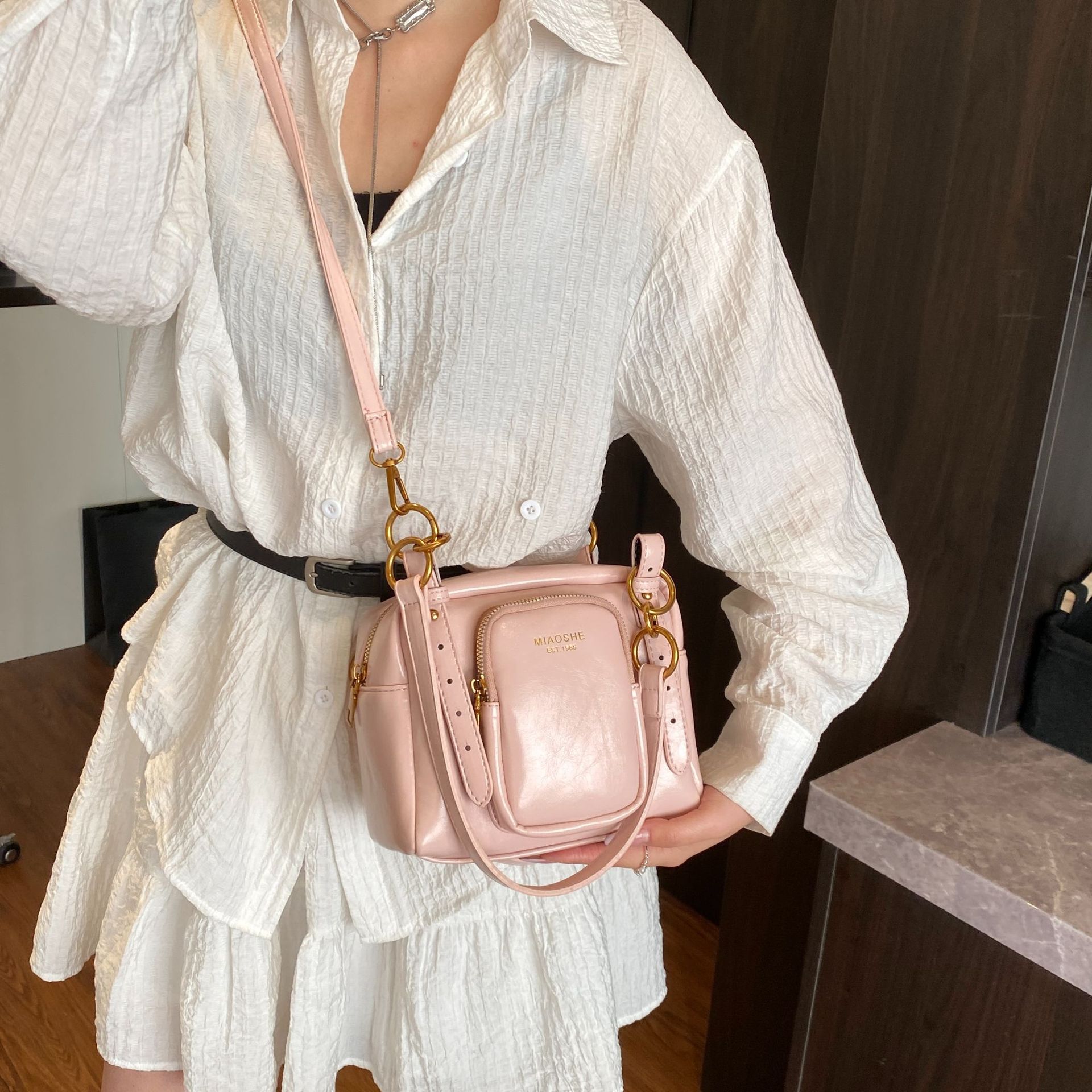 Korean-style textured hand-held small square bag for women, new Spring 2025, simple single-shoulder bag, casual and fashionable underarm bag Application Scenario