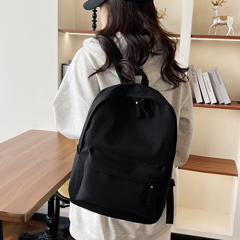 A new cross-border solid-color lightweight backpack for the autumn of 2024, a versatile and large-capacity single-shoulder crossbody bag Application Scenario
