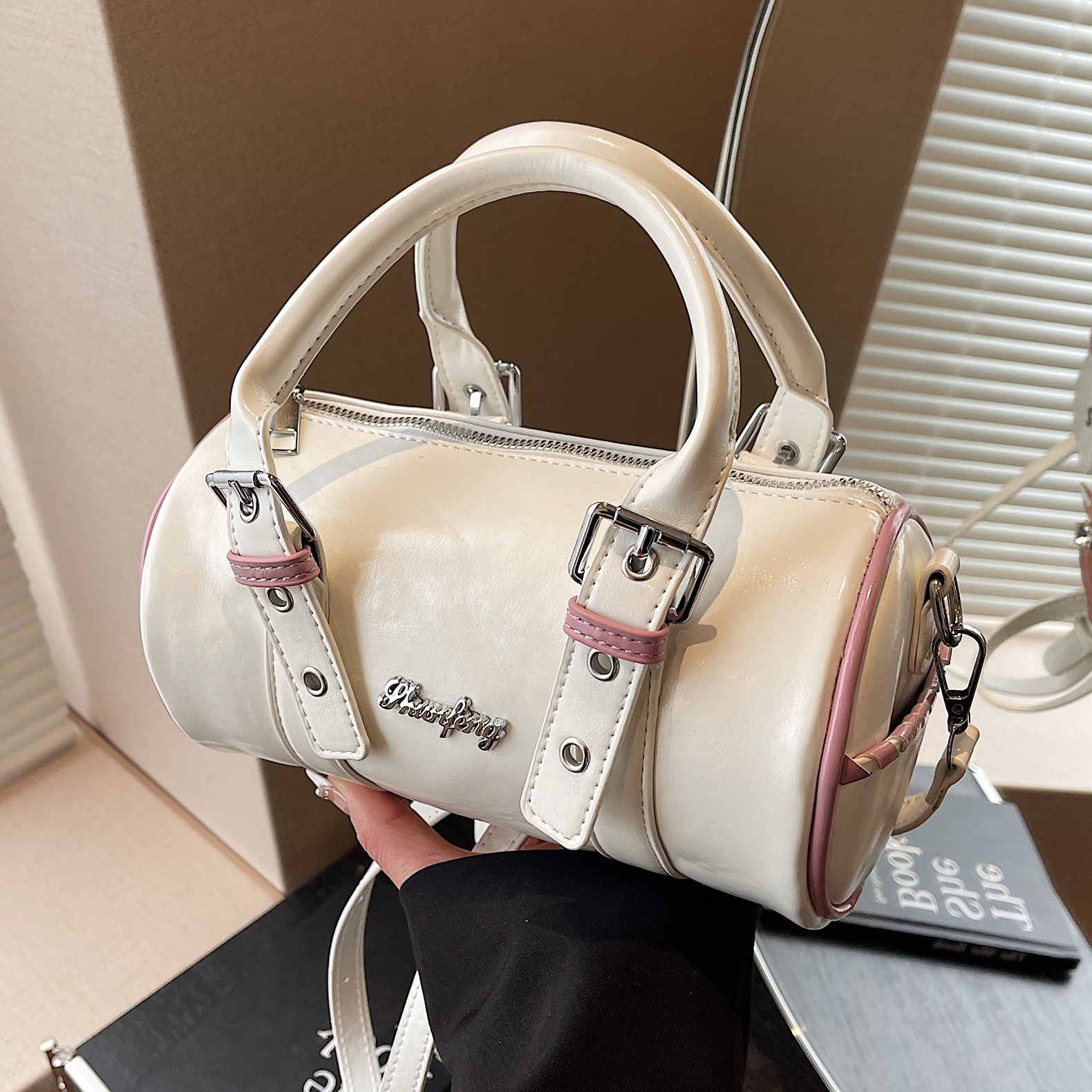 Niche design Boston bag, handbag for women, 2025 new hot Girl motorcycle bag, single-shoulder crossbody bag, cylinder bag full figure