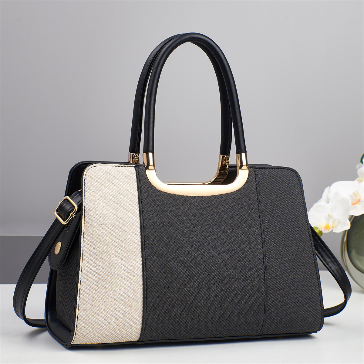 The new large-capacity 2025 handbag from an export-oriented manufacturer is a trendy and versatile single-shoulder bag. It can be worn diagonally over one shoulder as a gift full figure